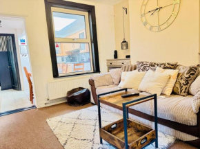 Lovely Dog Friendly, 3 Bed Home Sleeps 8, with Parking & Fenced Garden WORK CONTRACTOR LEISURE, JASPER